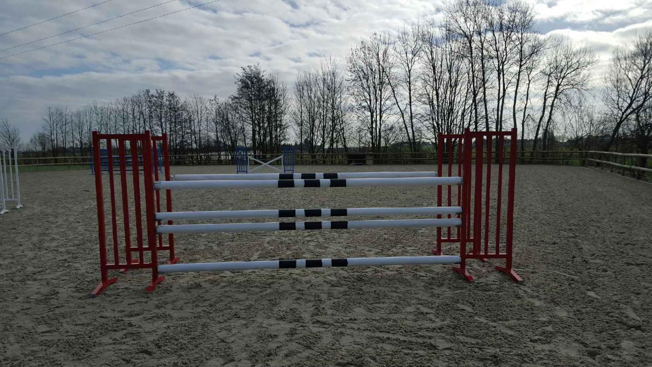 obstacle équitation oxer rouge